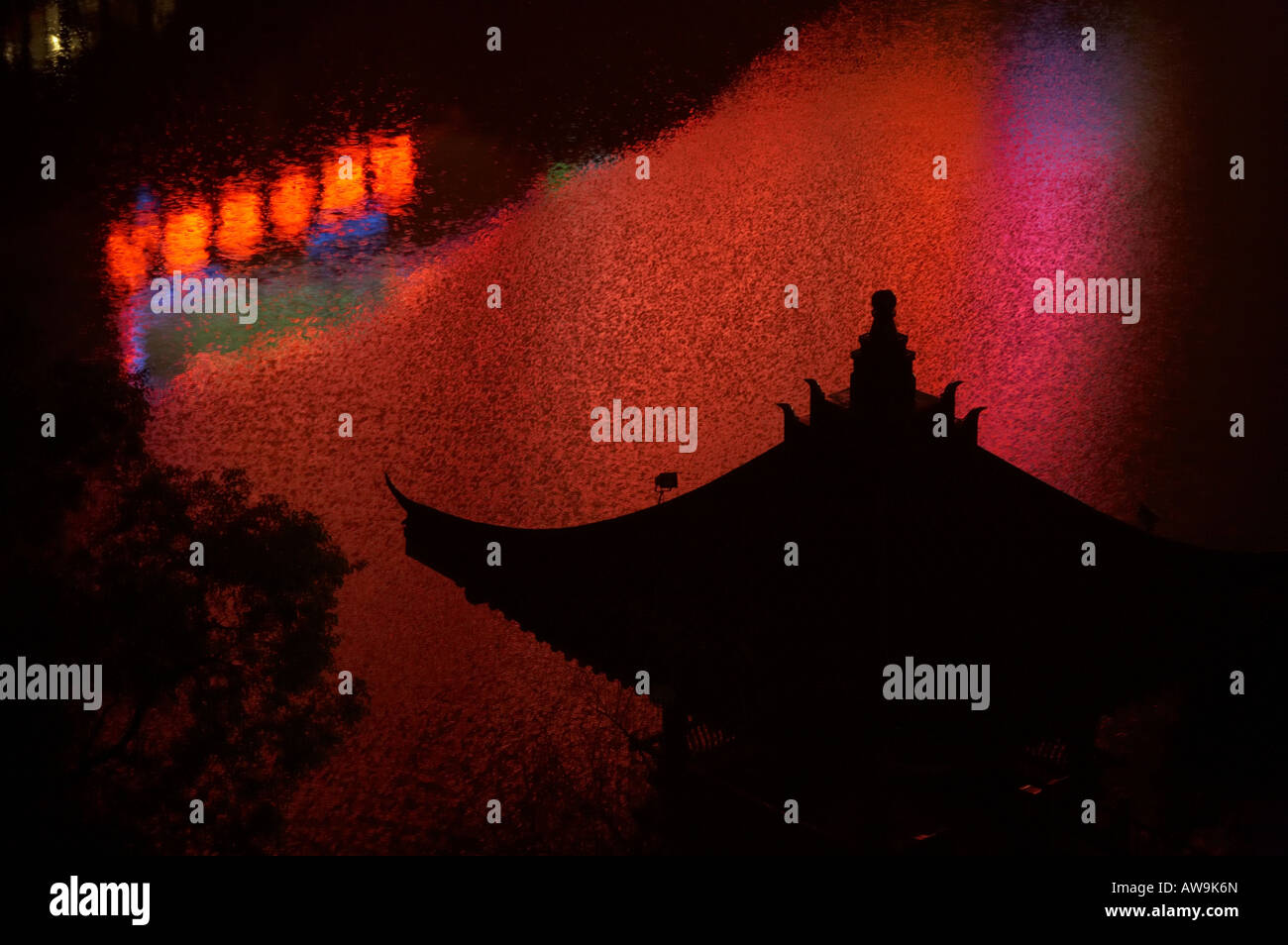 Rivière avec relections la nuit à Guilin dans le Guangxi Région de la République populaire de Chine RÉPUBLIQUE POPULAIRE DE CHINE Banque D'Images