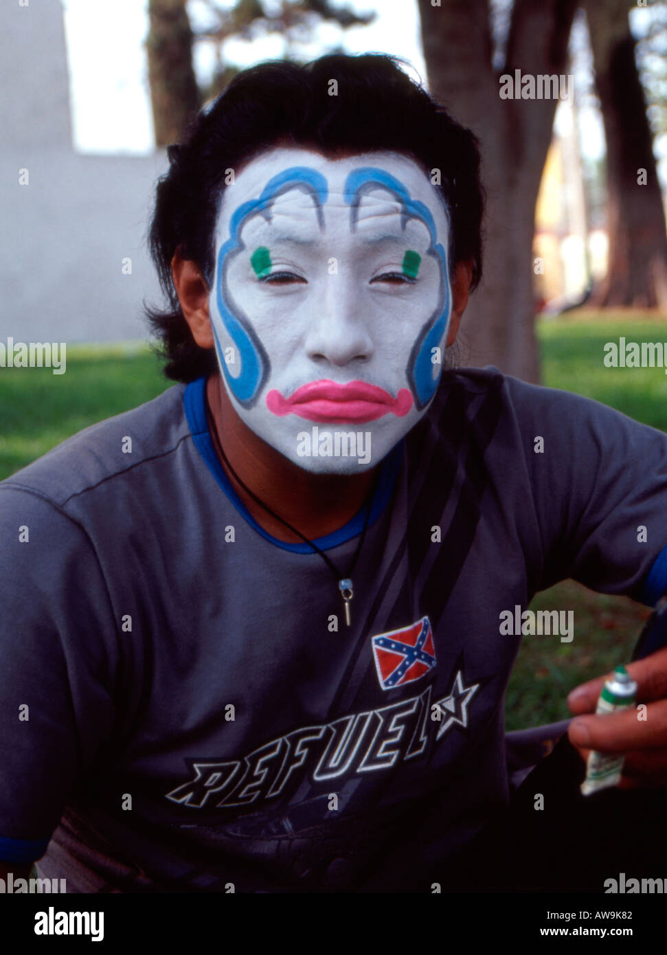 Clown de rue mexicain se préparer pour le travail Banque D'Images