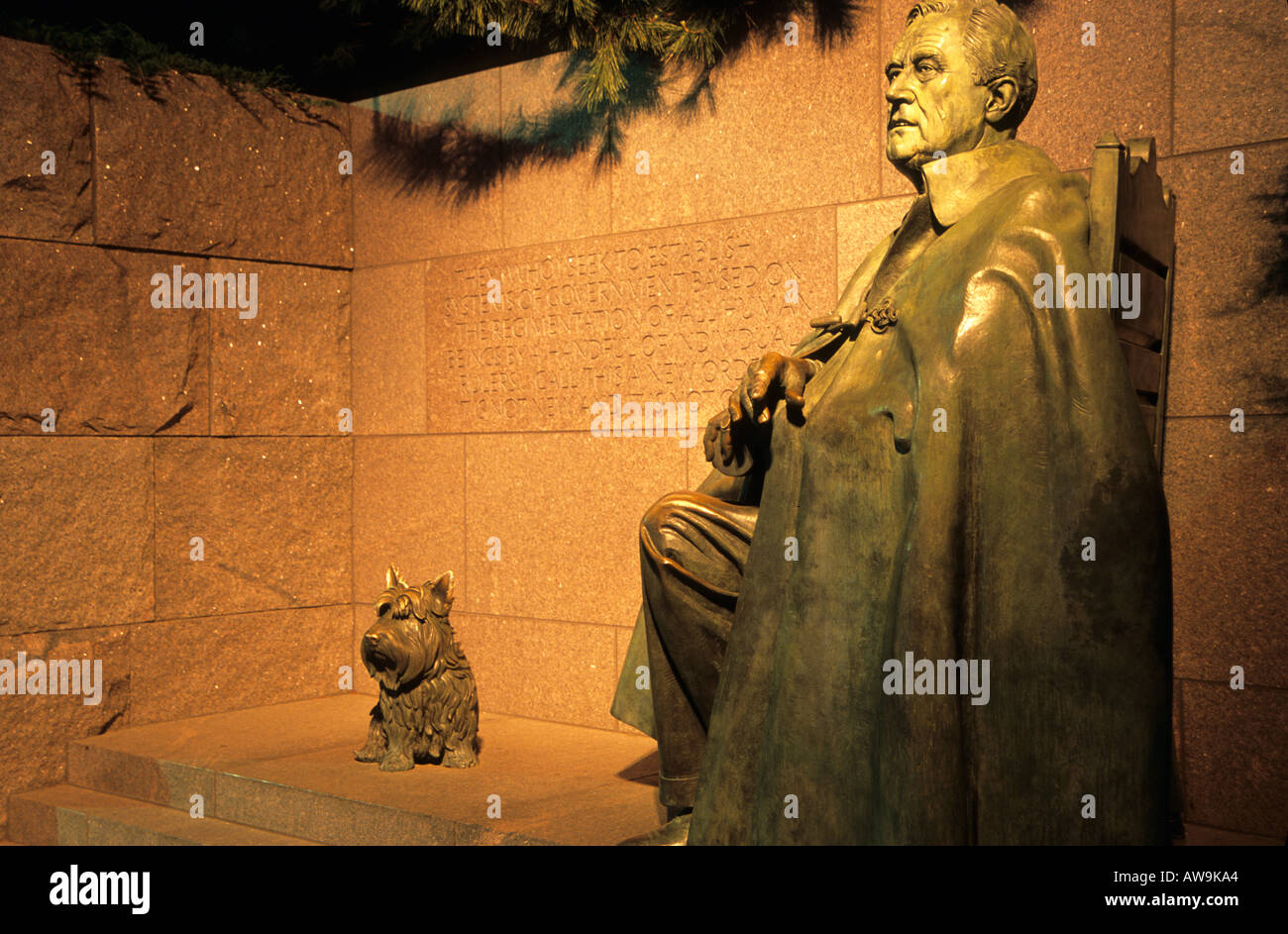 Franklin Delano Roosevelt Memorial avec Fala, chien de FDR scu; pted par l'artiste Neil Esternl la nuit à Washington, DC, Etats-Unis. Banque D'Images
