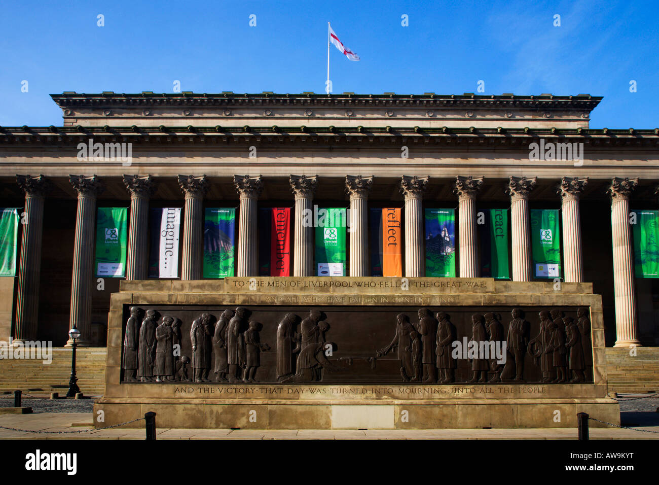 First World War Memorial et St Georges Hall Liverpool Merseyside England Banque D'Images