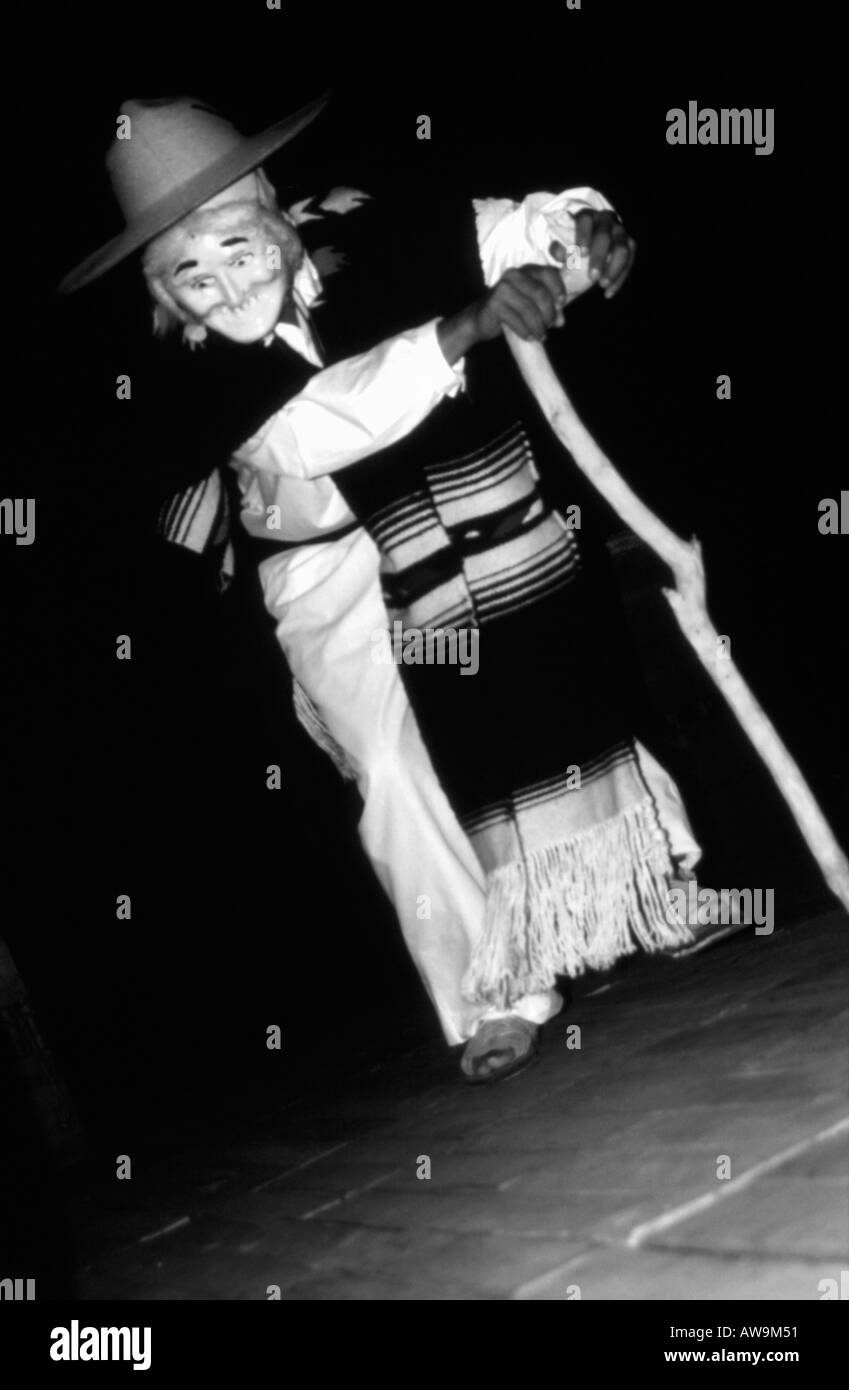 La danse des vieux hommes, une danse traditionnelle au Mexique en Patzcuaro Banque D'Images