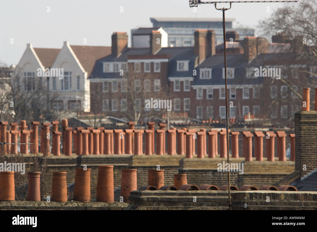 Pots de cheminée et antennes de télévision dans l'avant-plan d'une ville de Londres. Banque D'Images