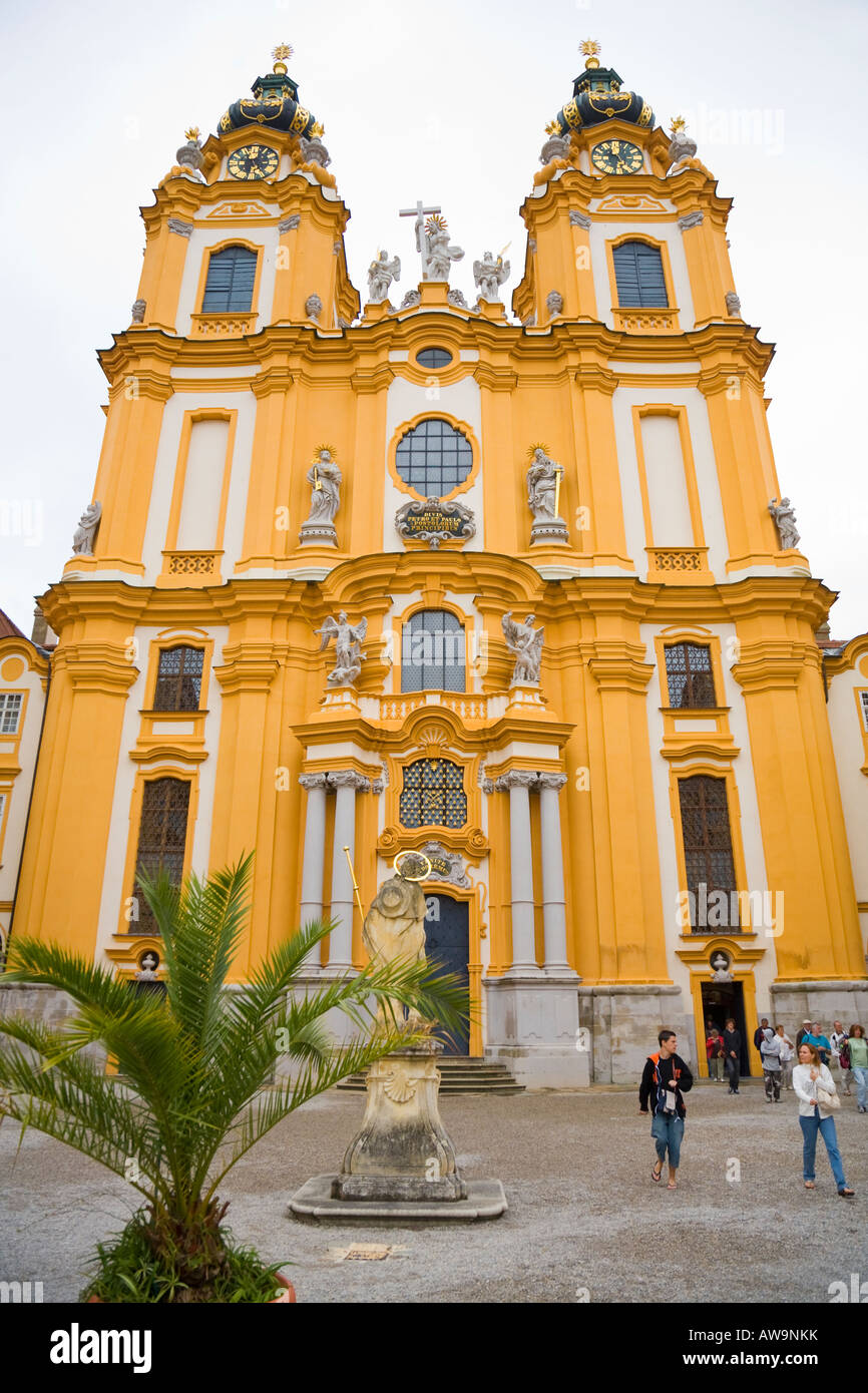 Le portail de l'église abbatiale en face de l'époque baroque monastère bénédictin de l'Abbaye de Melk dans la région de Wachau en Autriche Banque D'Images