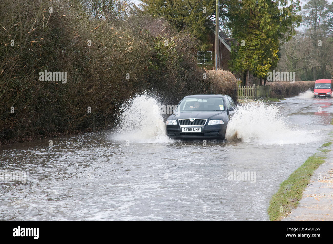 Skoda roulant rapidement par les inondations Banque D'Images