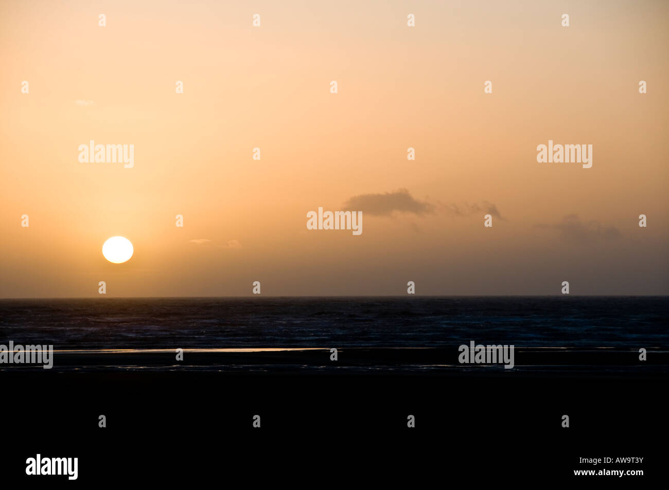 L'image d'un coucher de soleil sur la plage en face de l'prominade à Blackpool à marée basse. Banque D'Images