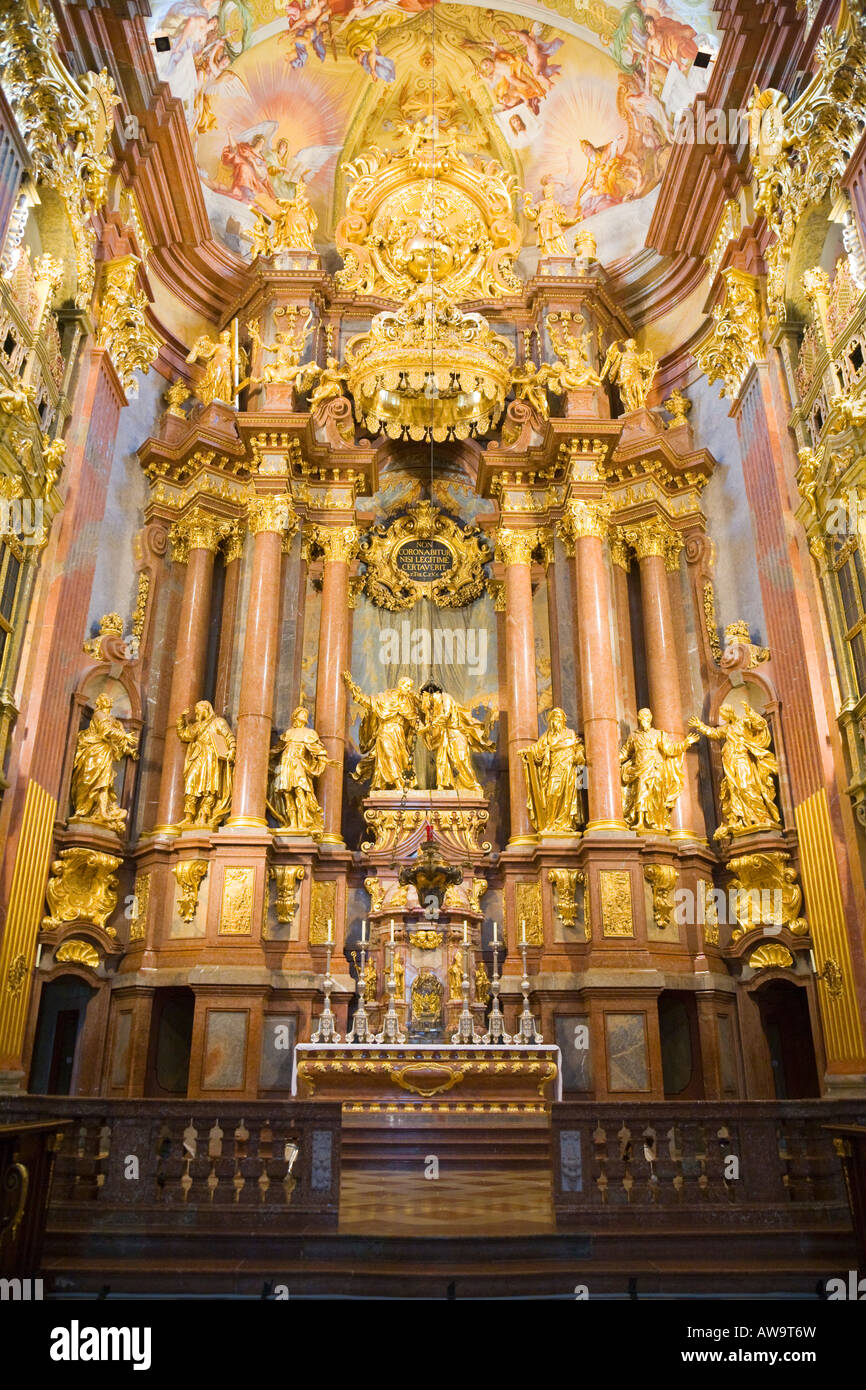 Le sanctuaire dans l'église baroque à l'intérieur du monastère bénédictin de l'Abbaye de Melk dans la région de Wachau en Autriche Banque D'Images