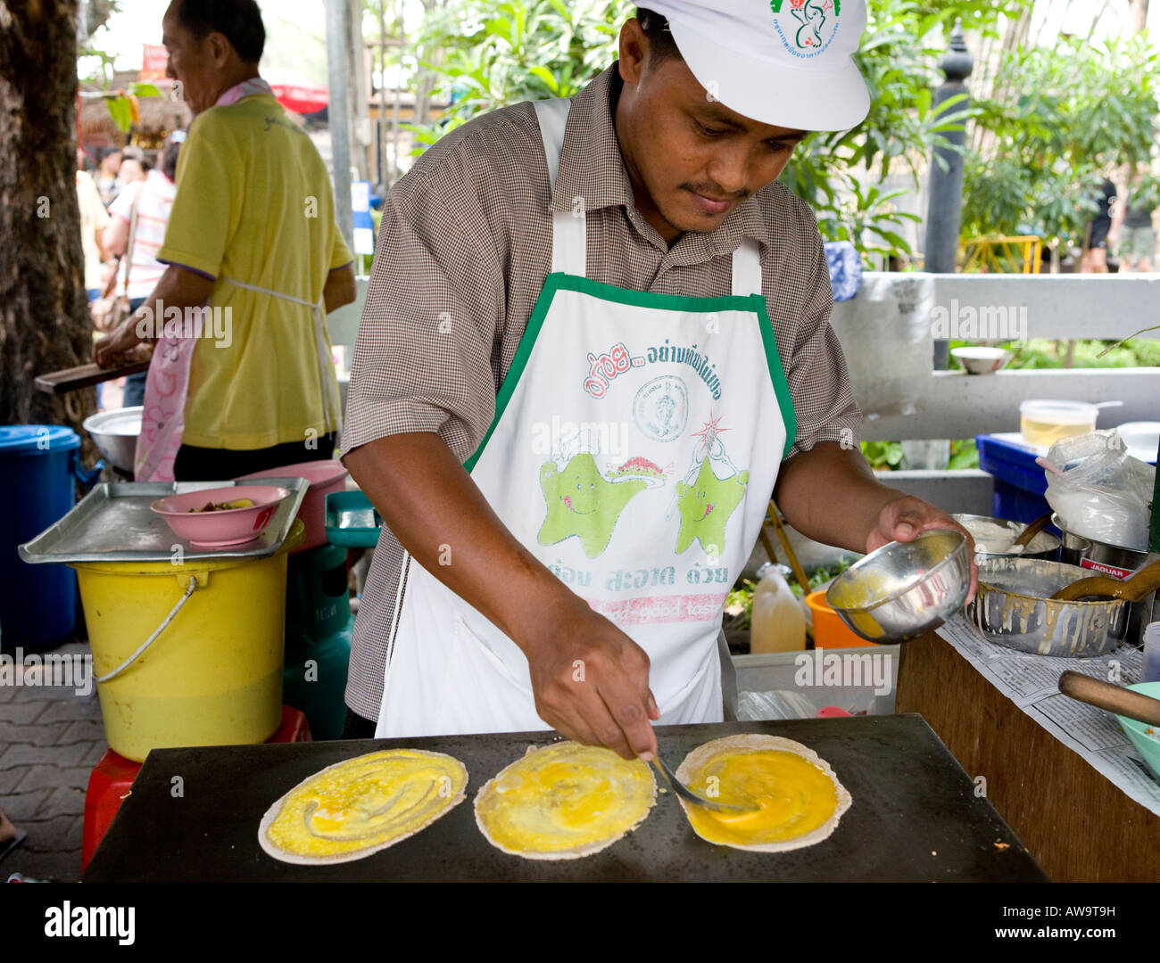 Thai Man préparant les aliments dans un marché de Rue de Bangkok Thaïlande Asie du sud-est Banque D'Images