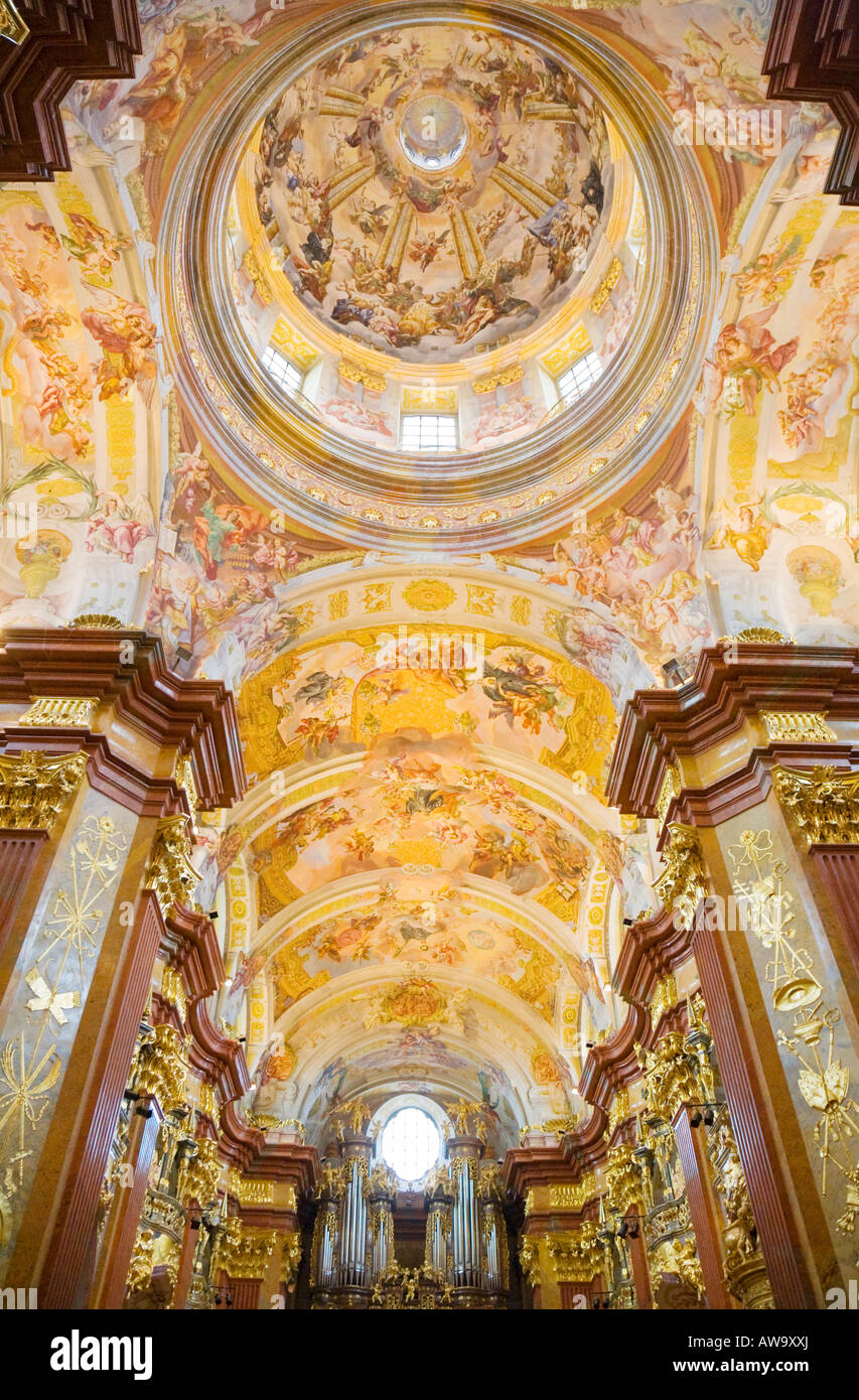 Voir jusqu'à la coupole de l'église baroque à l'intérieur du monastère bénédictin de l'Abbaye de Melk dans la région de Wachau en Autriche Banque D'Images