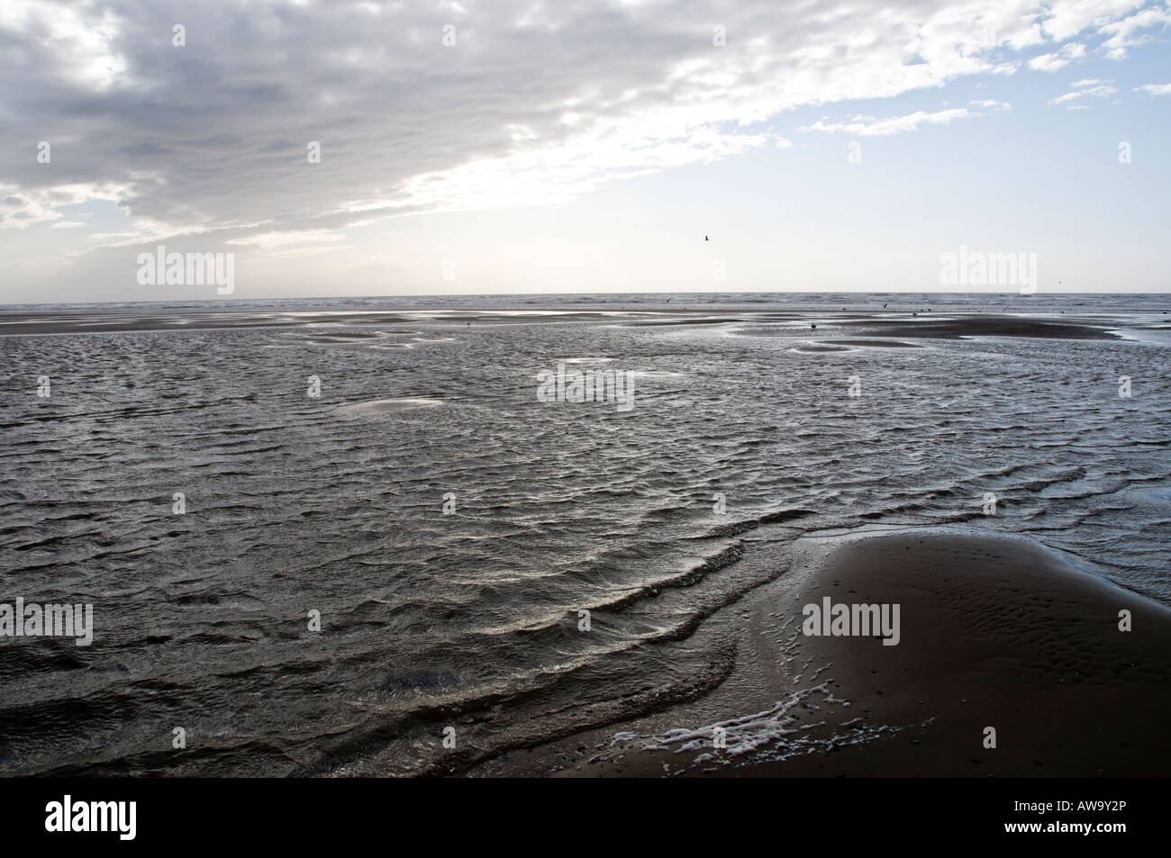 L'image d'un coucher de soleil sur la plage en face de l'prominade à Blackpool à marée basse. Banque D'Images