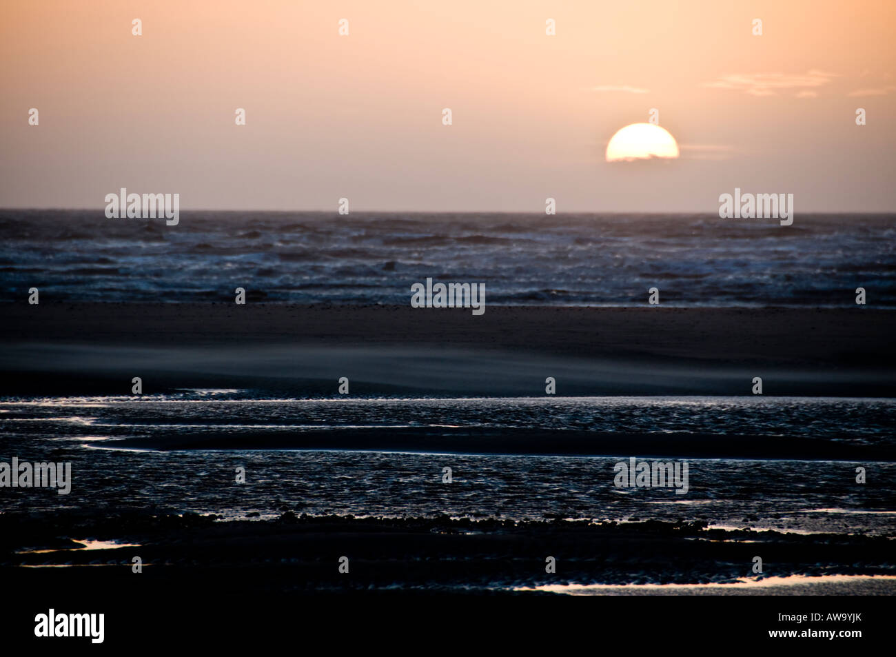 L'image d'un coucher de soleil sur la plage en face de l'prominade à Blackpool à marée basse. Banque D'Images