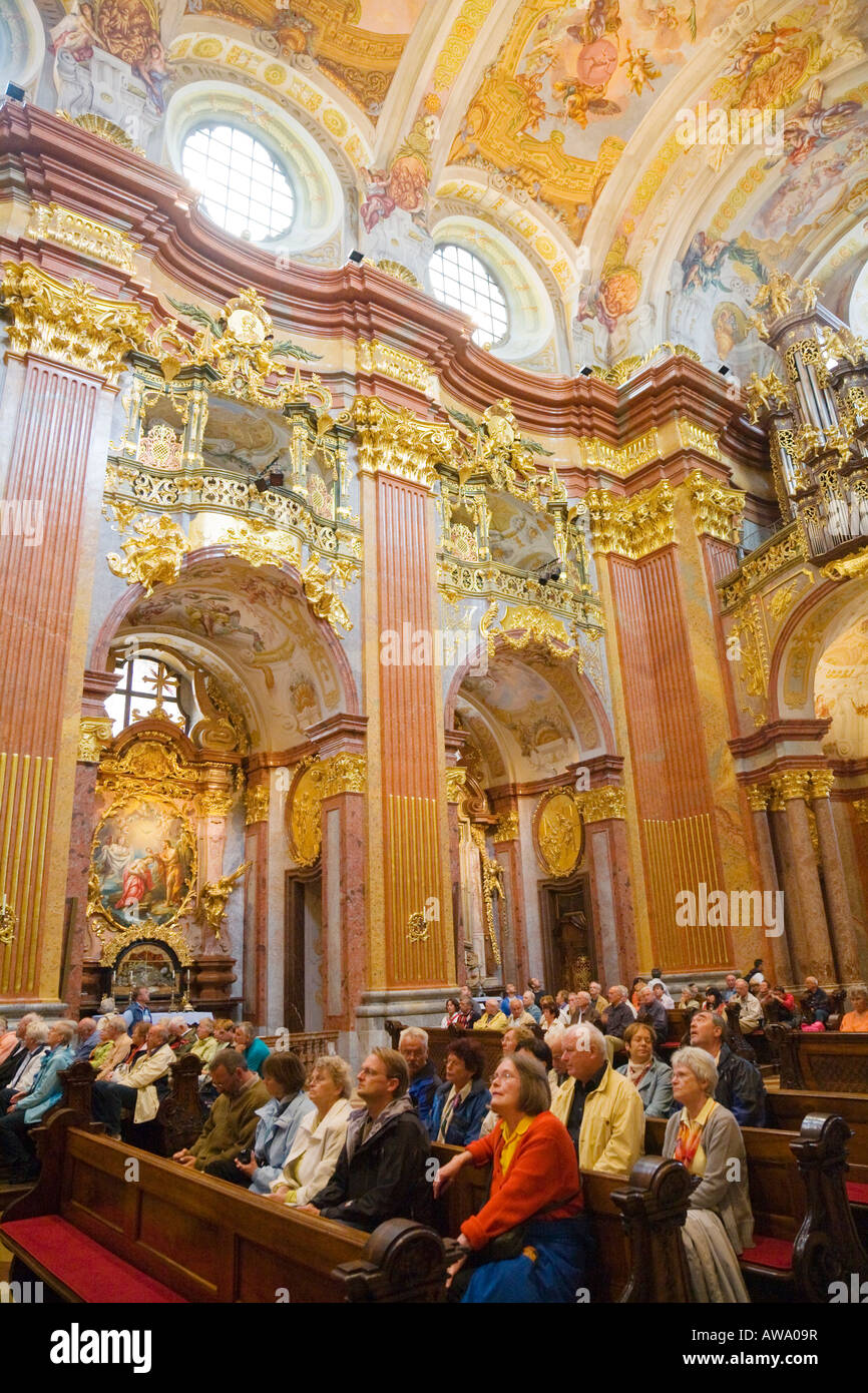 Les visiteurs assis dans l'église baroque à l'intérieur du monastère bénédictin de l'Abbaye de Melk dans la région de Wachau en Autriche Banque D'Images
