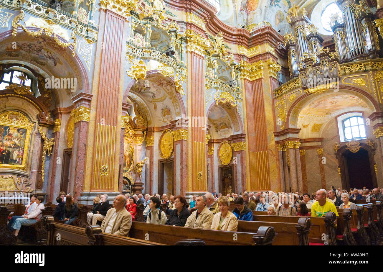Les visiteurs assis dans l'église baroque à l'intérieur du monastère bénédictin de l'Abbaye de Melk dans la région de Wachau en Autriche Banque D'Images