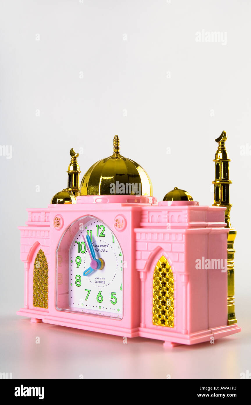 Réveil en plastique rose à la forme d'une mosquée. Tourné sur un fond blanc. Il joue même un jour matin et chant - Azar. Banque D'Images