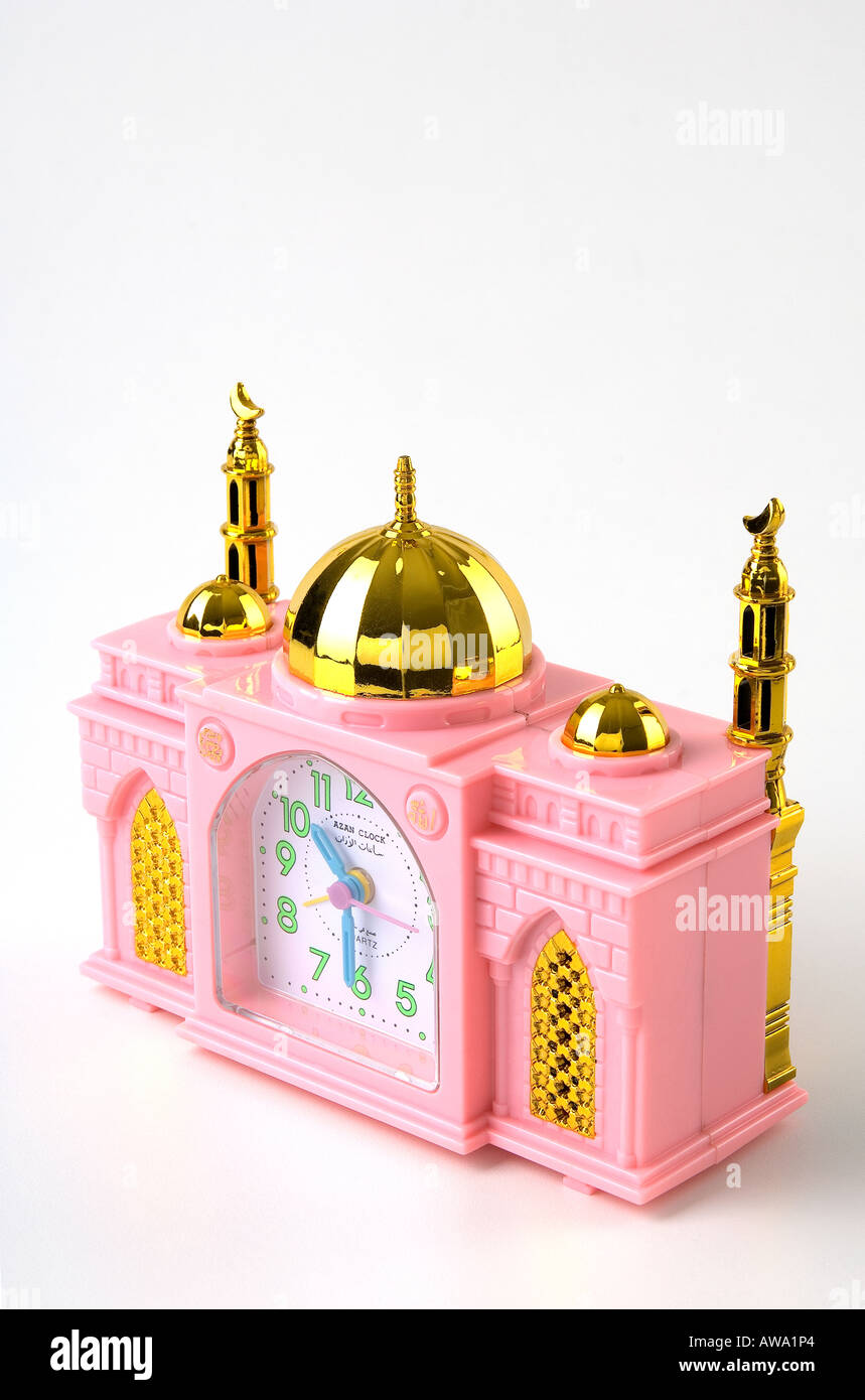 Réveil en plastique rose à la forme d'une mosquée. Tourné sur un fond blanc. Il joue même un jour matin et chant - Azar. Banque D'Images