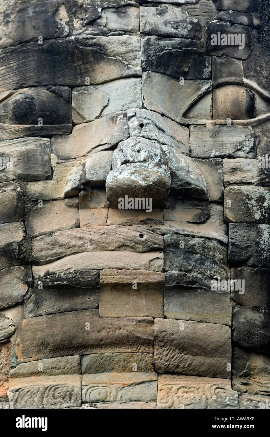 Gros plan sur la face d'une sculpture en pierre au célèbre temple d'Angkor Thom, Cambodge Banque D'Images