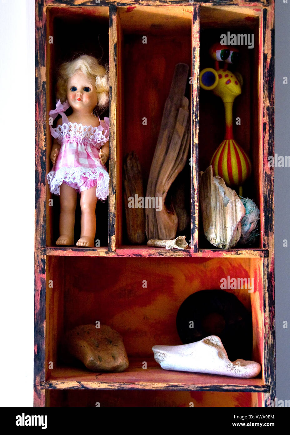 Collection de poupées impair et Driftwood on shelf Banque D'Images
