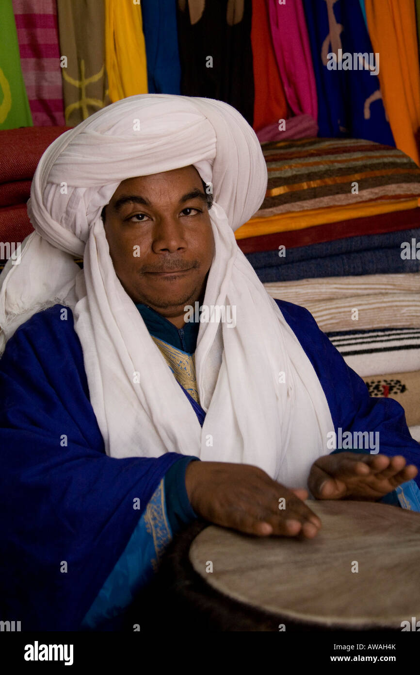Musicien nomade touareg à jouer de la batterie la musique à Essaouira Maroc Afrique du Nord Banque D'Images