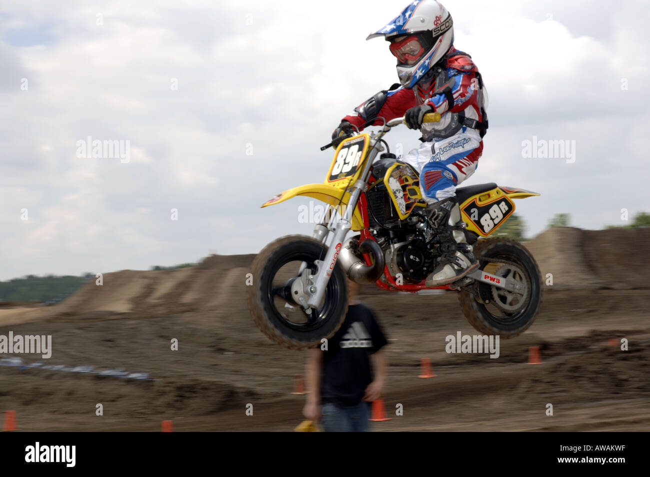 Les courses de 6 ans sur une Honda 50 cc Moto en course de motocross Banque D'Images