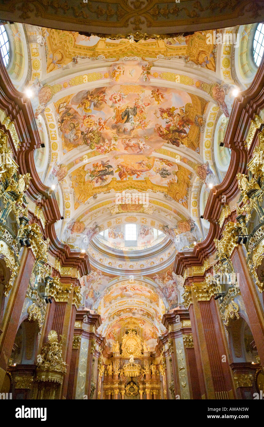 Voir jusqu'au plafond de l'église baroque à l'intérieur du monastère bénédictin de l'Abbaye de Melk dans la région de Wachau, Autriche Banque D'Images