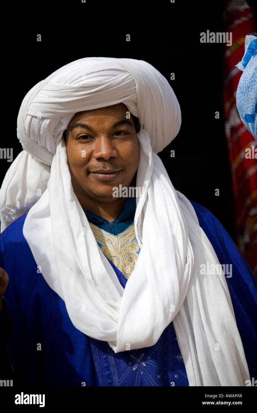 Musicien nomade touareg avec tapis marocain à Essaouira Maroc Afrique du  Nord Photo Stock - Alamy