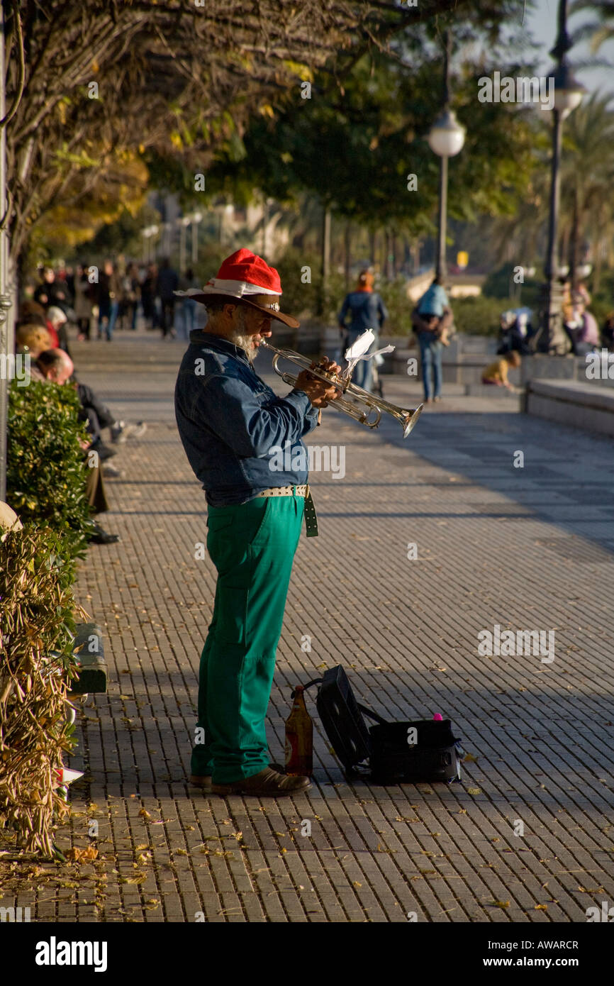 Un musicien joue de sa trompette pour des conseils de Séville Espagne Banque D'Images
