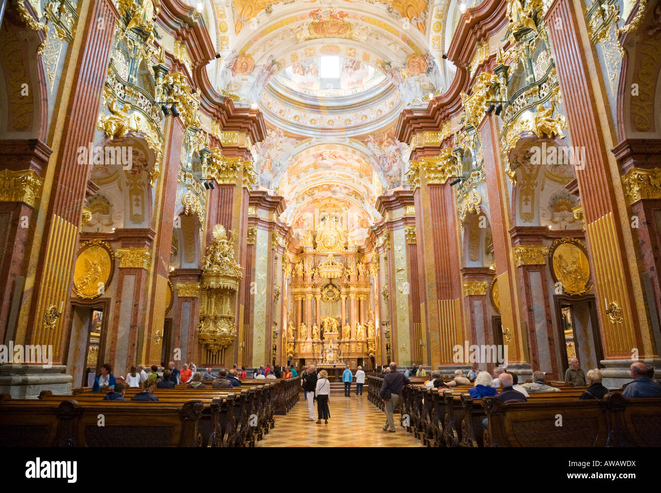 Les visiteurs dans l'église baroque à l'intérieur du monastère bénédictin de l'Abbaye de Melk dans la région de Wachau en Autriche Banque D'Images