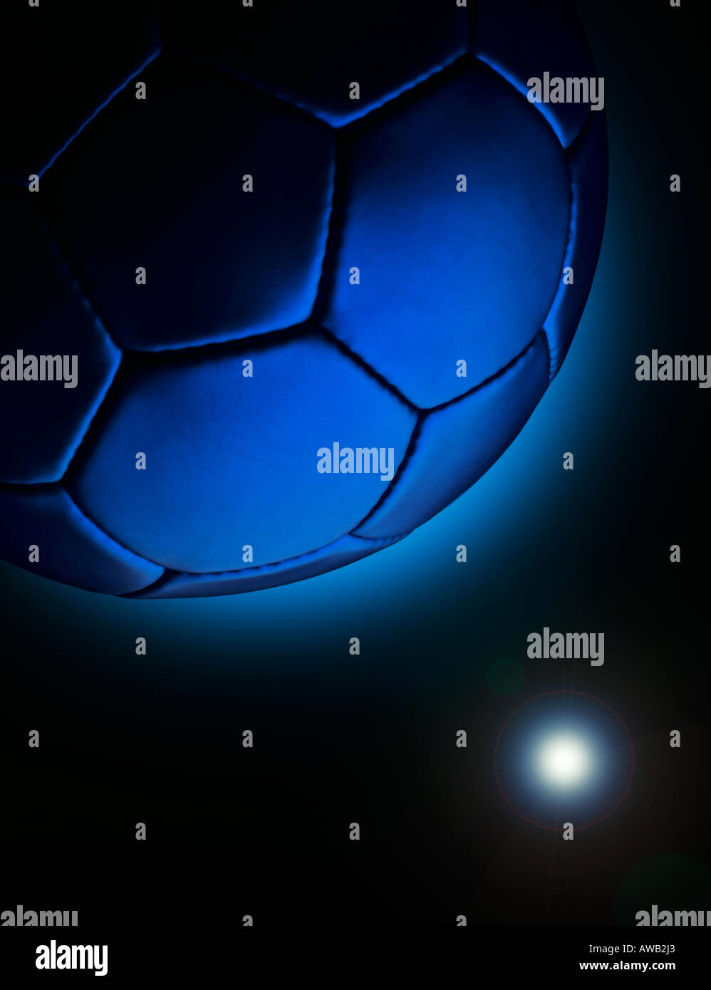 Un football bleu dans l'espace, tourné en une façon de considérer comme une planète Banque D'Images