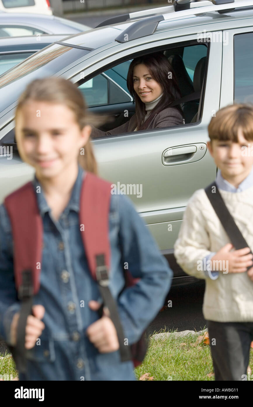 Mère laissant tomber les enfants à l'école Banque D'Images