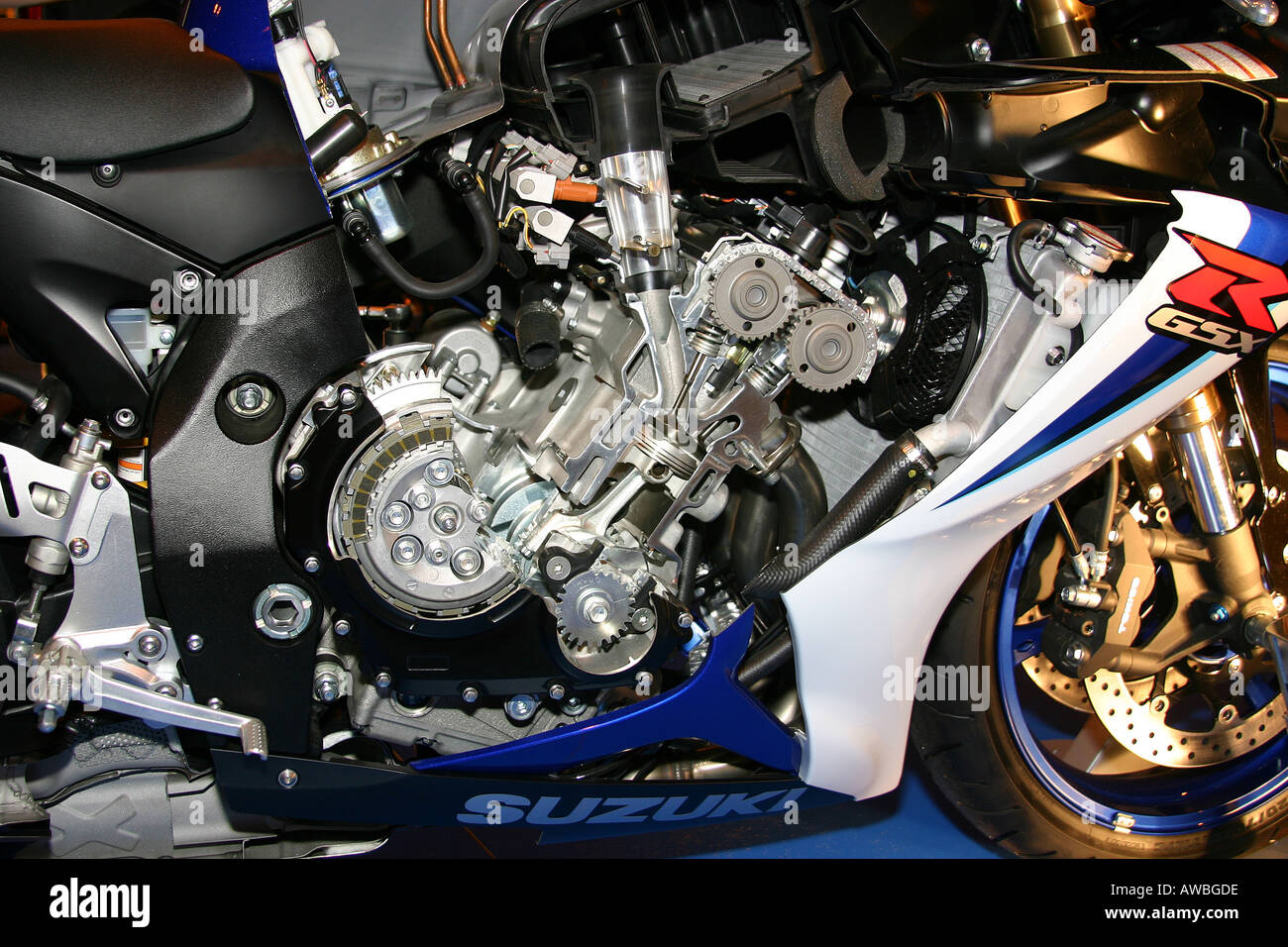 Vue en coupe de l'intérieur du moteur de moto 4 temps modernes Photo Stock  - Alamy