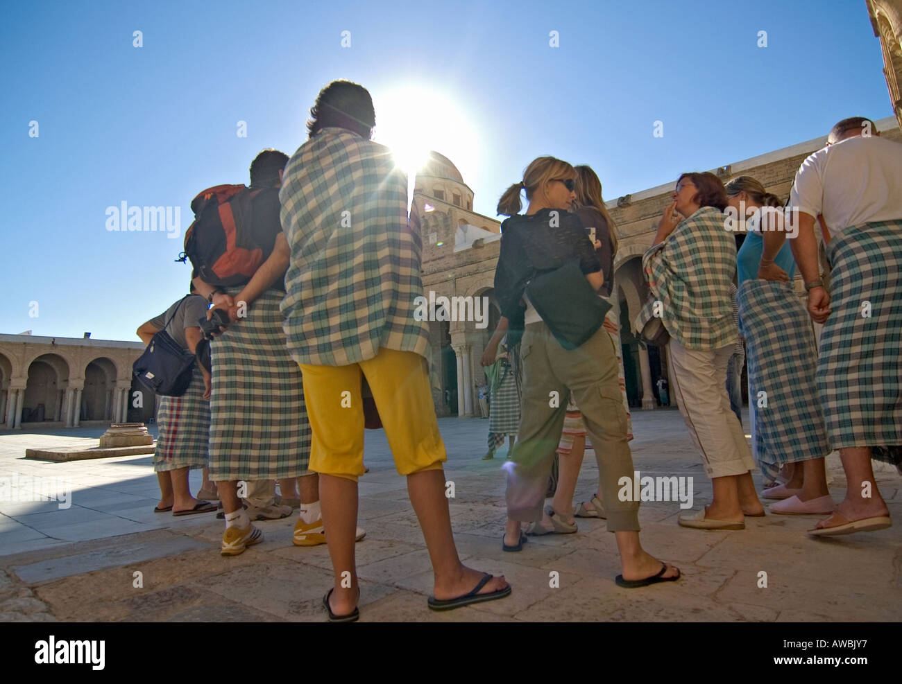 Visite de l'Ouest groupe dans la cour de la grande mosquée de Kairouan, quatrième de l'Islam lieu de culte le plus saint, Tunisie Banque D'Images