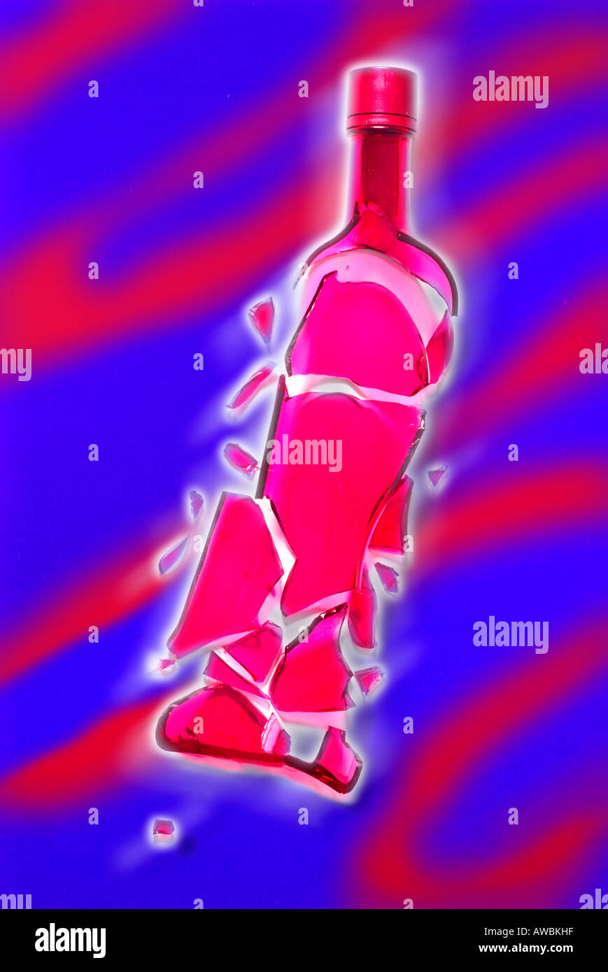 Close up of shattered red bouteille d'alcool Banque D'Images