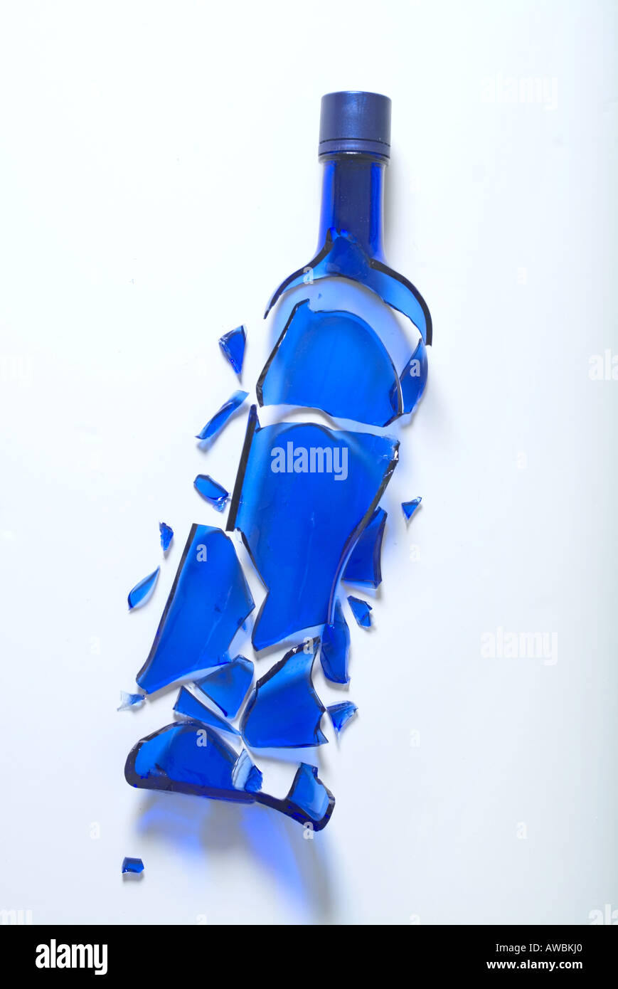 Close up of shattered blue bouteille d'alcool Banque D'Images