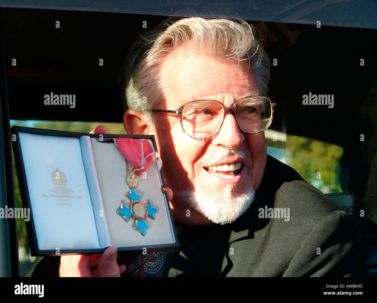 L'interprète et artiste Rolf Harris avec son CBE après l'investiture à Buckingham Palace Londres Banque D'Images