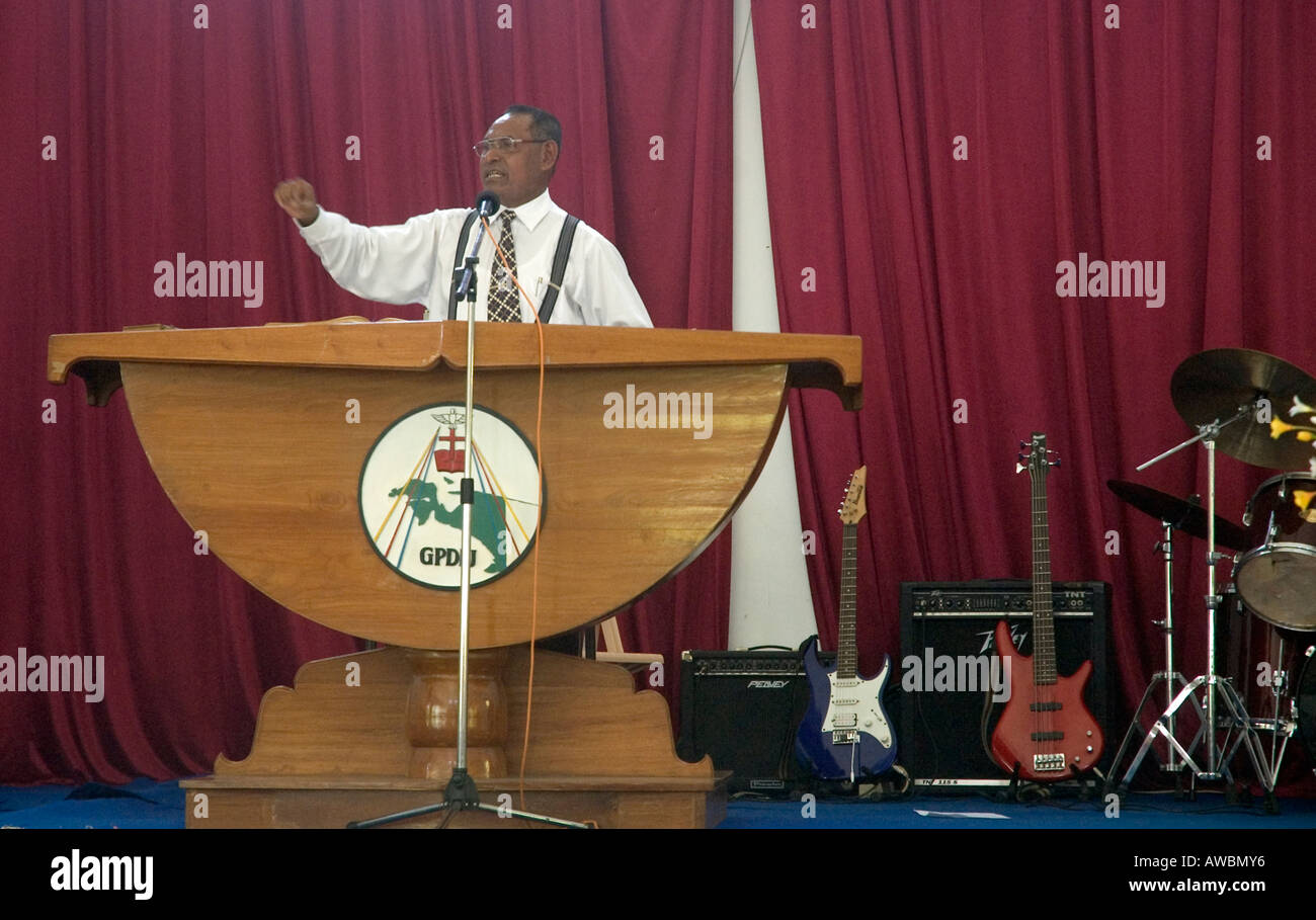 Un pasteur faisant son sermon dominical, avec des instruments de musique en arrière-plan, dans une église à Jayapura, en Papouasie occidentale, en Indonésie Banque D'Images