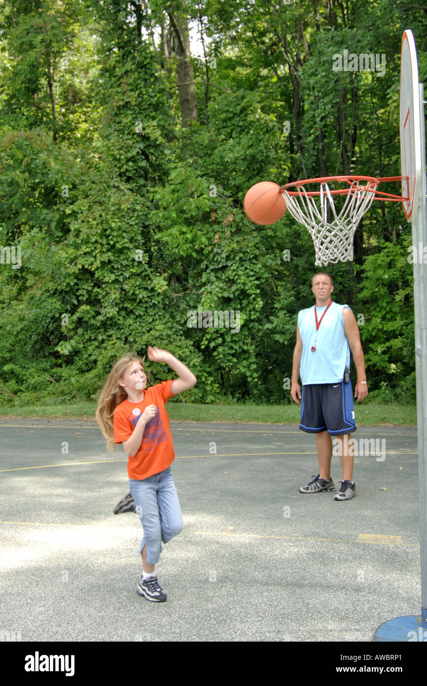 Les enfants et le personnel jouant au basket-ball à un programme d'éducation de l'état du Michigan summer camp Banque D'Images