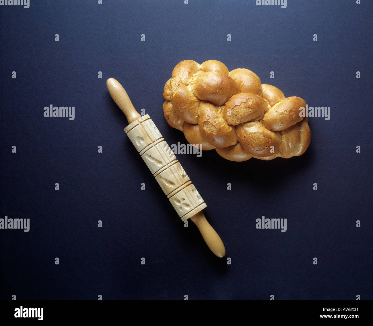 Rouleau à pâtisserie en bois Cuisine traditionnelle juive pain challah Bon Appétit Banque D'Images