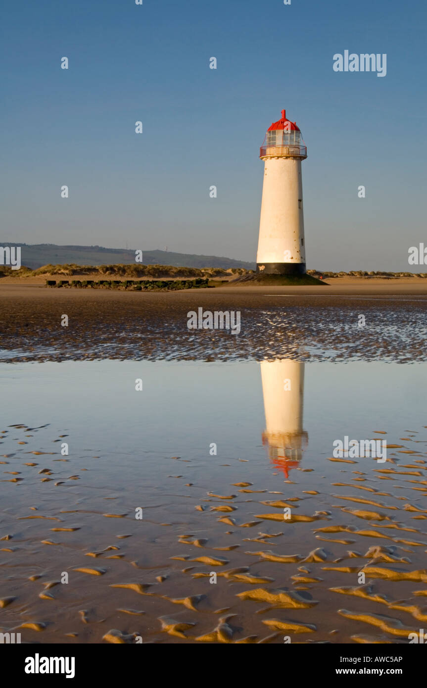 Phare de Talacre reflète dans la piscine Plage, Point d'Ayr, Flintshire, au nord du Pays de Galles, Royaume-Uni Banque D'Images
