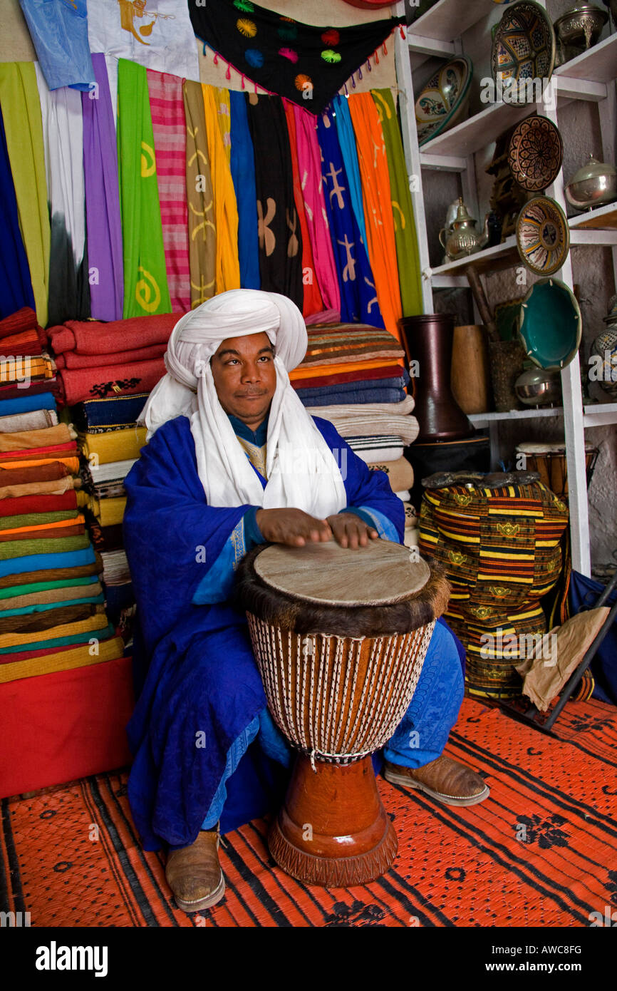 Musicien nomade touareg à jouer de la batterie la musique à Essaouira Maroc Afrique du Nord Banque D'Images