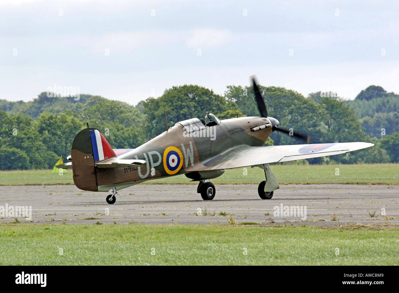 La DEUXIÈME GUERRE MONDIALE avion de chasse Hawker Hurricane taxis propre la piste Banque D'Images