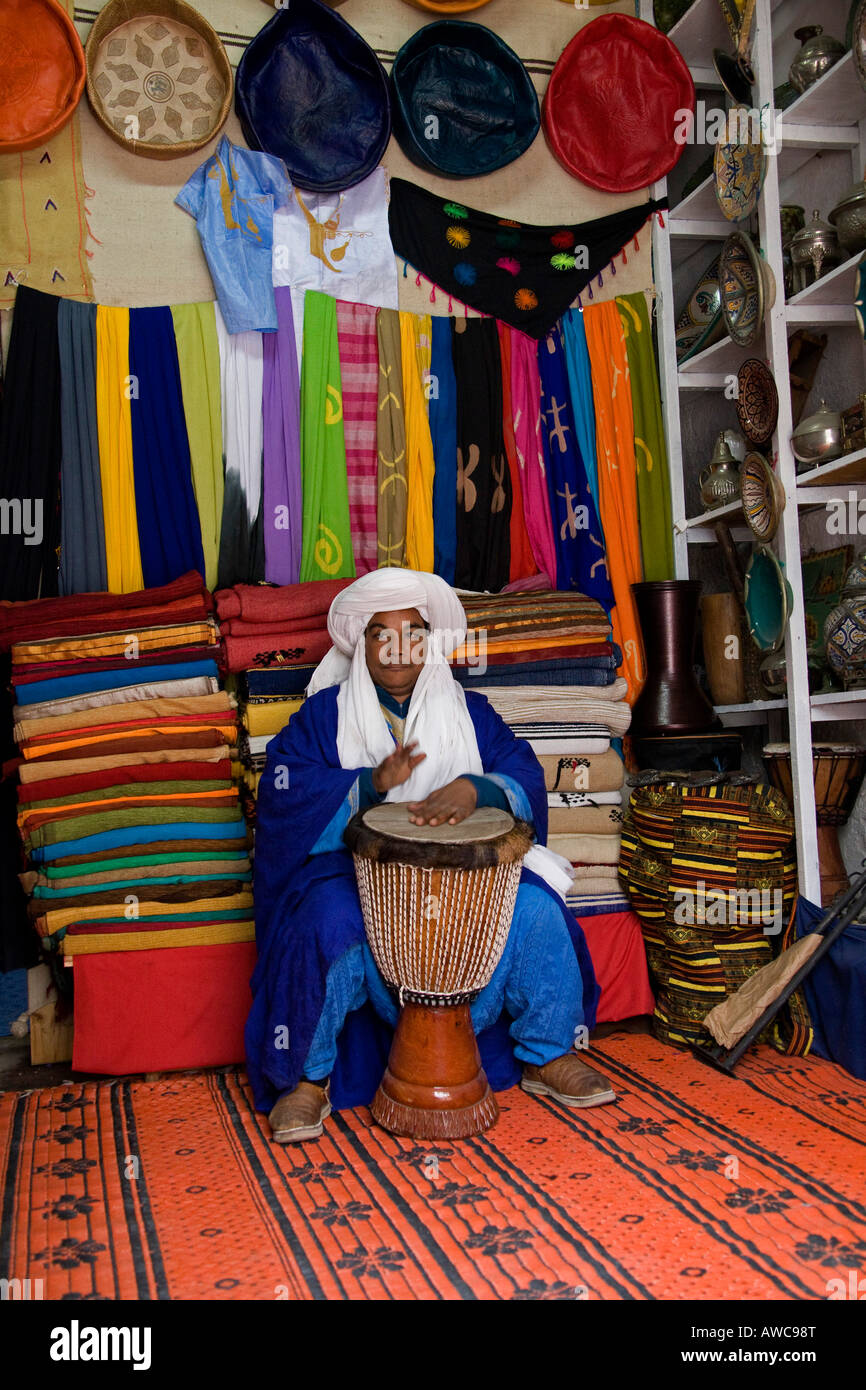 Musicien nomade touareg à jouer de la batterie la musique à Essaouira Maroc Afrique du Nord Banque D'Images