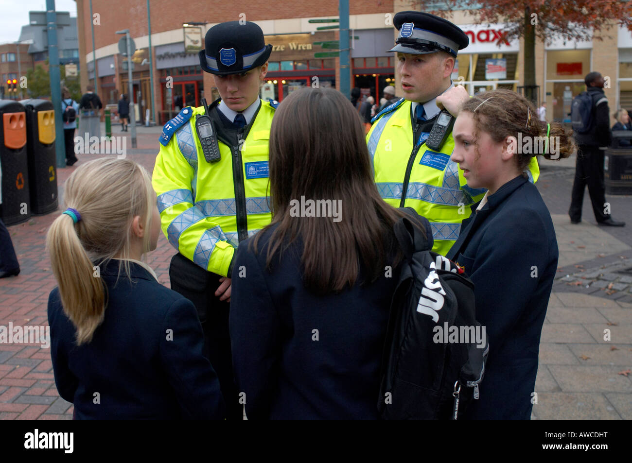 Les agents de police communautaire et Trevor Woods Lindsey Hamsere sur la ligne de bus où de nombreux rencontrez dans l'Bexley Heath Banque D'Images