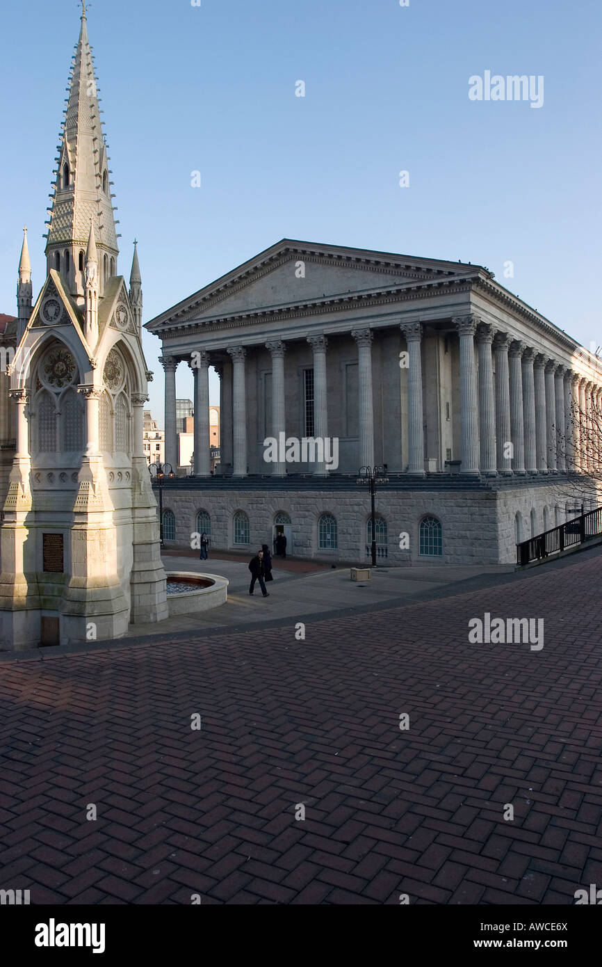 Hôtel de ville de Birmingham après restauration, vue de Chamberlain Square avec Chamberlain Memorial Fountain en premier plan Mars 2008 Banque D'Images