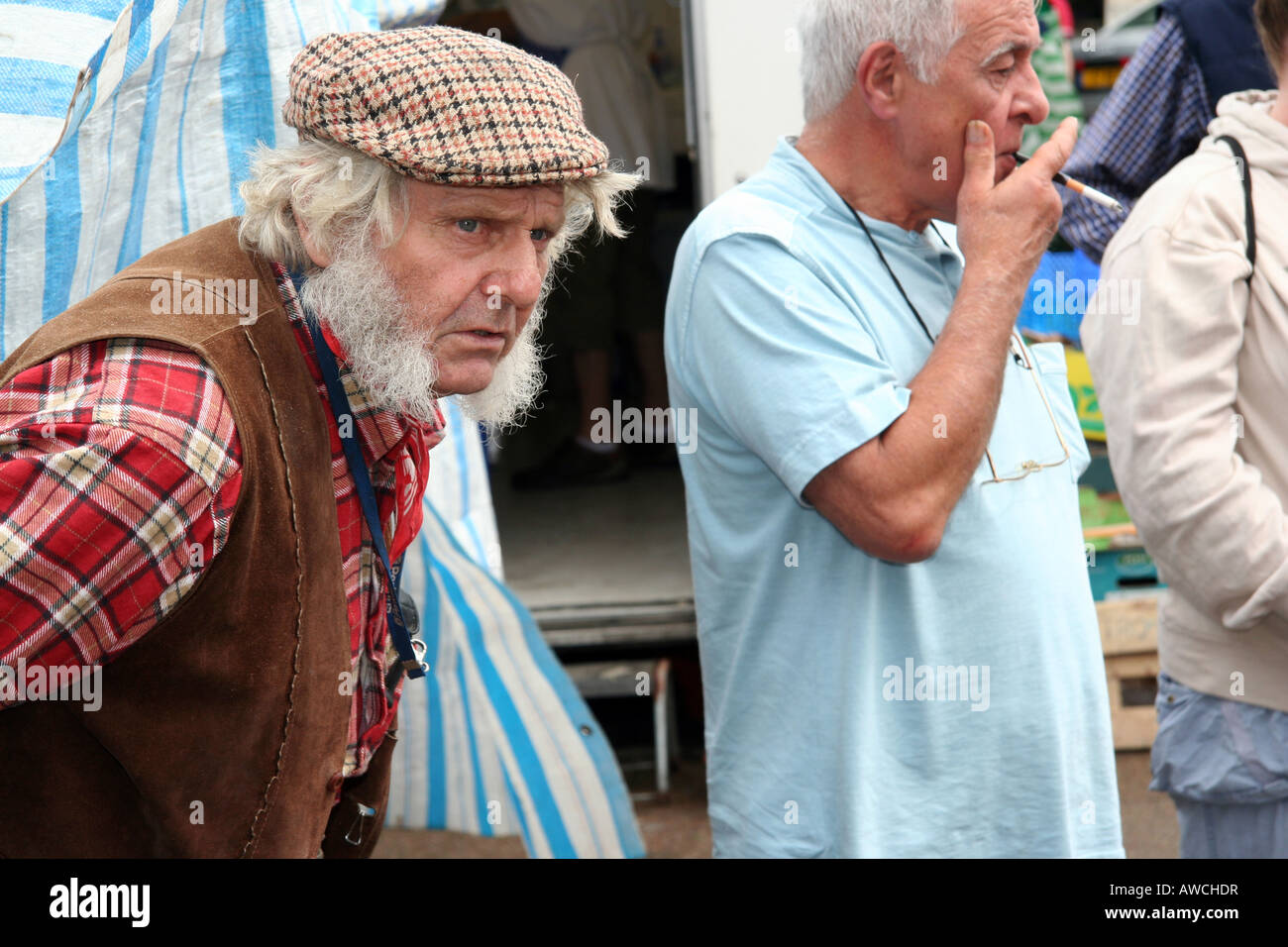 Un vieux compatriote avec moustaches côté impressionnant se trouve en face  d'un homme qui fume à l'aide d'un porte-cigarette Photo Stock - Alamy