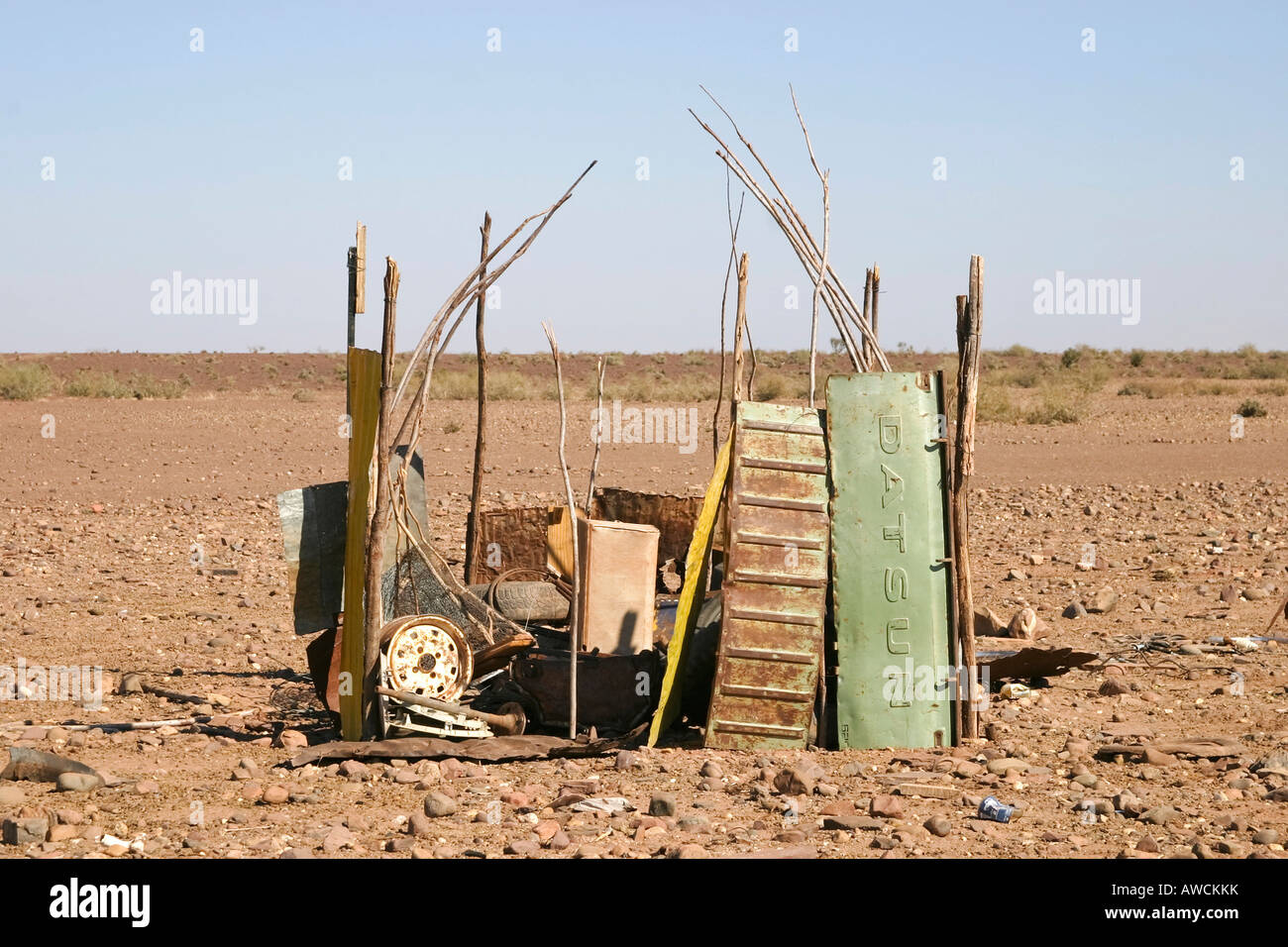 Petit baraquement se compose de ferraille, au sud de la Namibie, l'Afrique Banque D'Images