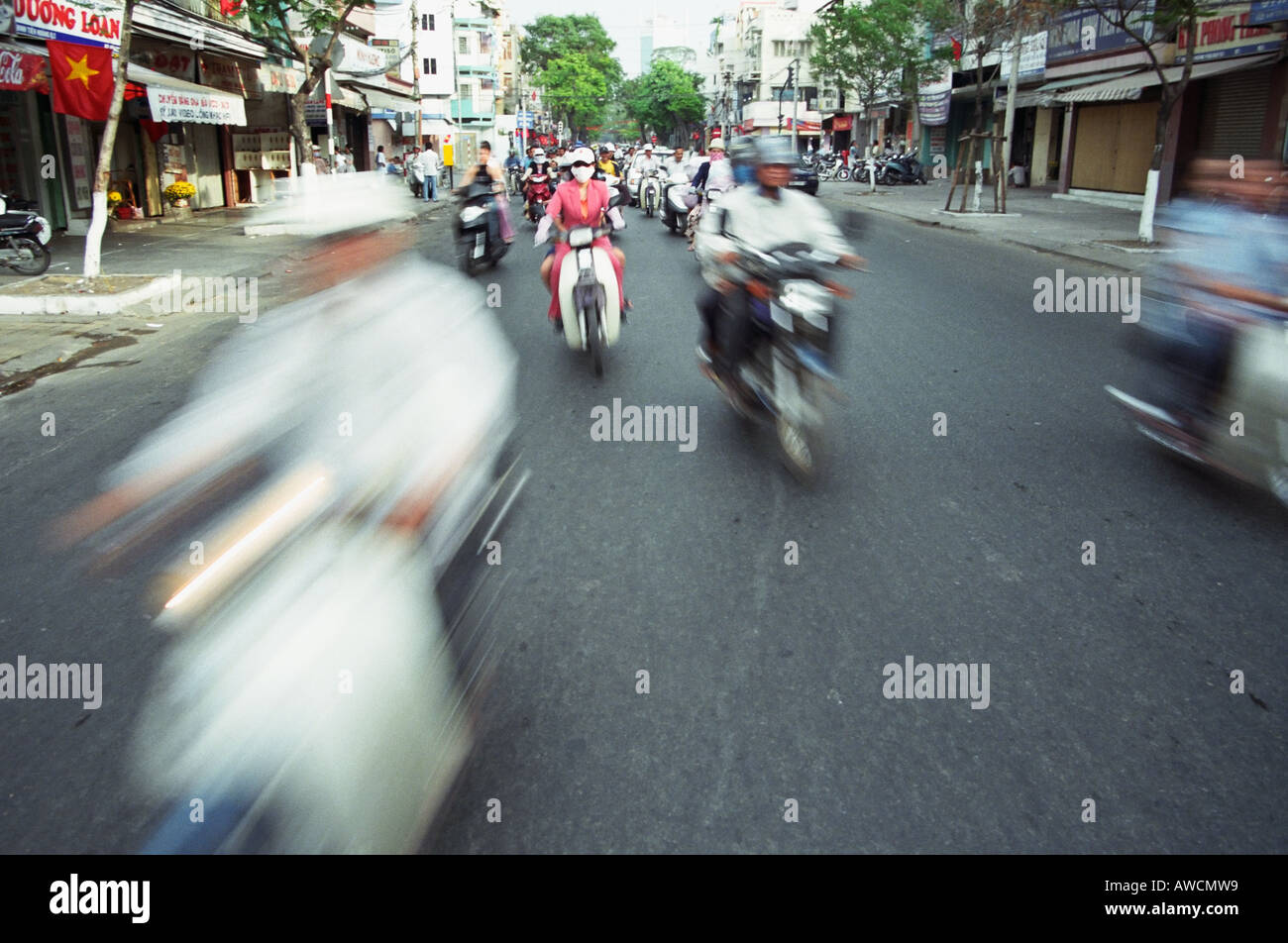 Vue du milieu de route de l'excès de motos passé, Vietnam Banque D'Images