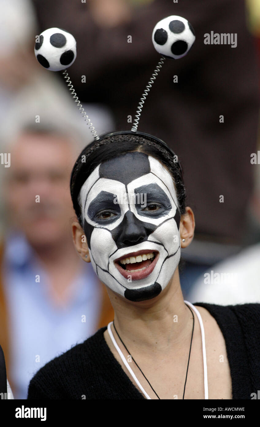 Un supporter avec un visage peint comme un football dans la foule pendant la Coupe du Monde 2006 Banque D'Images