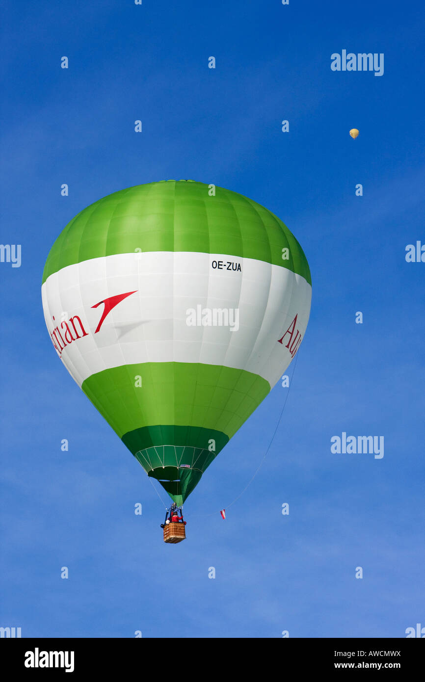 Hot Air Balloon ordre croissant dans un ciel bleu, Filzmoos, Salzburg, Autriche, Europe Banque D'Images
