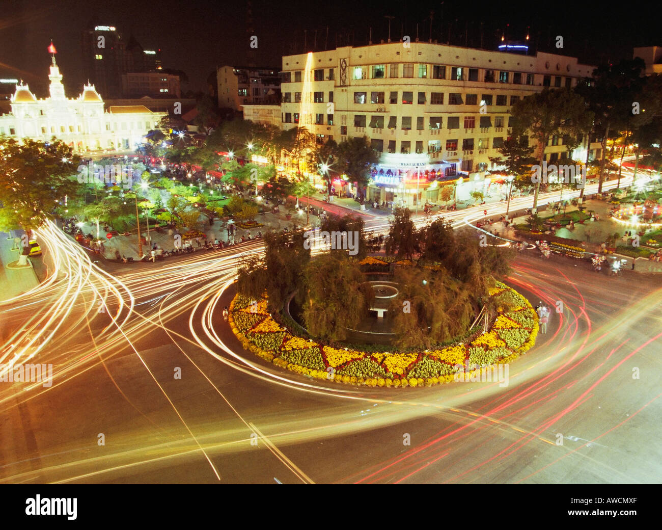 Le trafic passant rond-point rond, Vietnam Banque D'Images