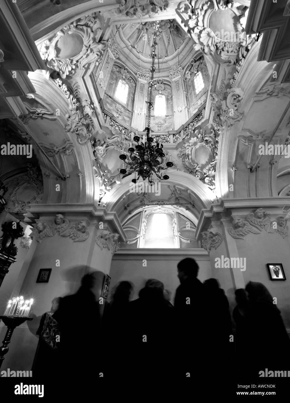 Peuples autochtones à prendre le métro à la église des saints Constantin et Elena. La nouvelle Jérusalem Monastère, Russie Banque D'Images