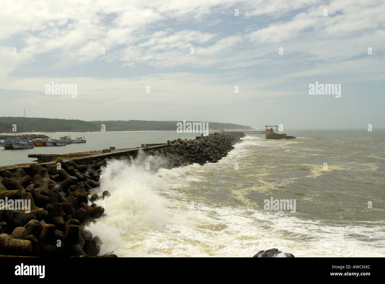 Arrimage des vagues CONTRE LA DIGUE DE PROTECTION À VIZHINJAM TRIVANDRUM Banque D'Images